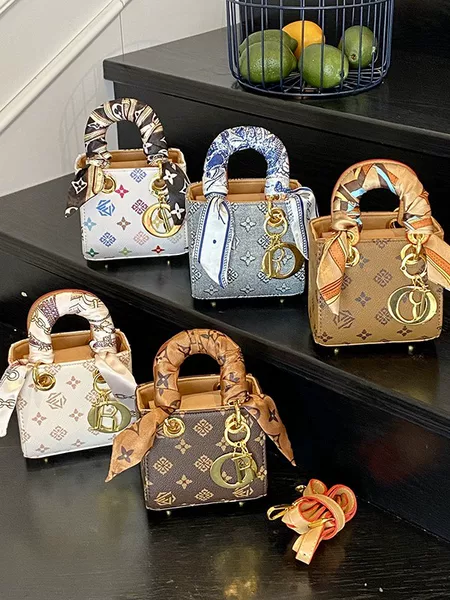 Mini Presbyopic Bag for Women, Summer Fashion, Retro Silk Scarf, Kidsren's Hand-Carrying Small Square Bag, Versatile and Stylish Single Shoulder Crossbody Bag
