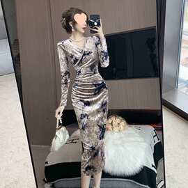 气质名媛V领金丝绒印花长袖连衣裙收腰包臀修身女人味性感长裙女