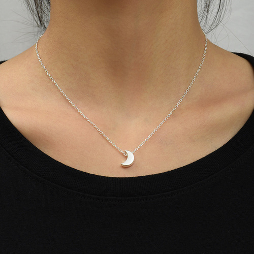 European and American cross-border new products, stylish and simple thick moon pendant necklace, retro geometric moon lockchain for women
