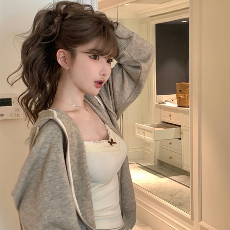 Pure Desire Lace-Trimmed Gray Camisole for Women with Chest Pads, Suitable for Both Inner and Outer Wear, Short Style with a Slim Fit and Unique Design for Women