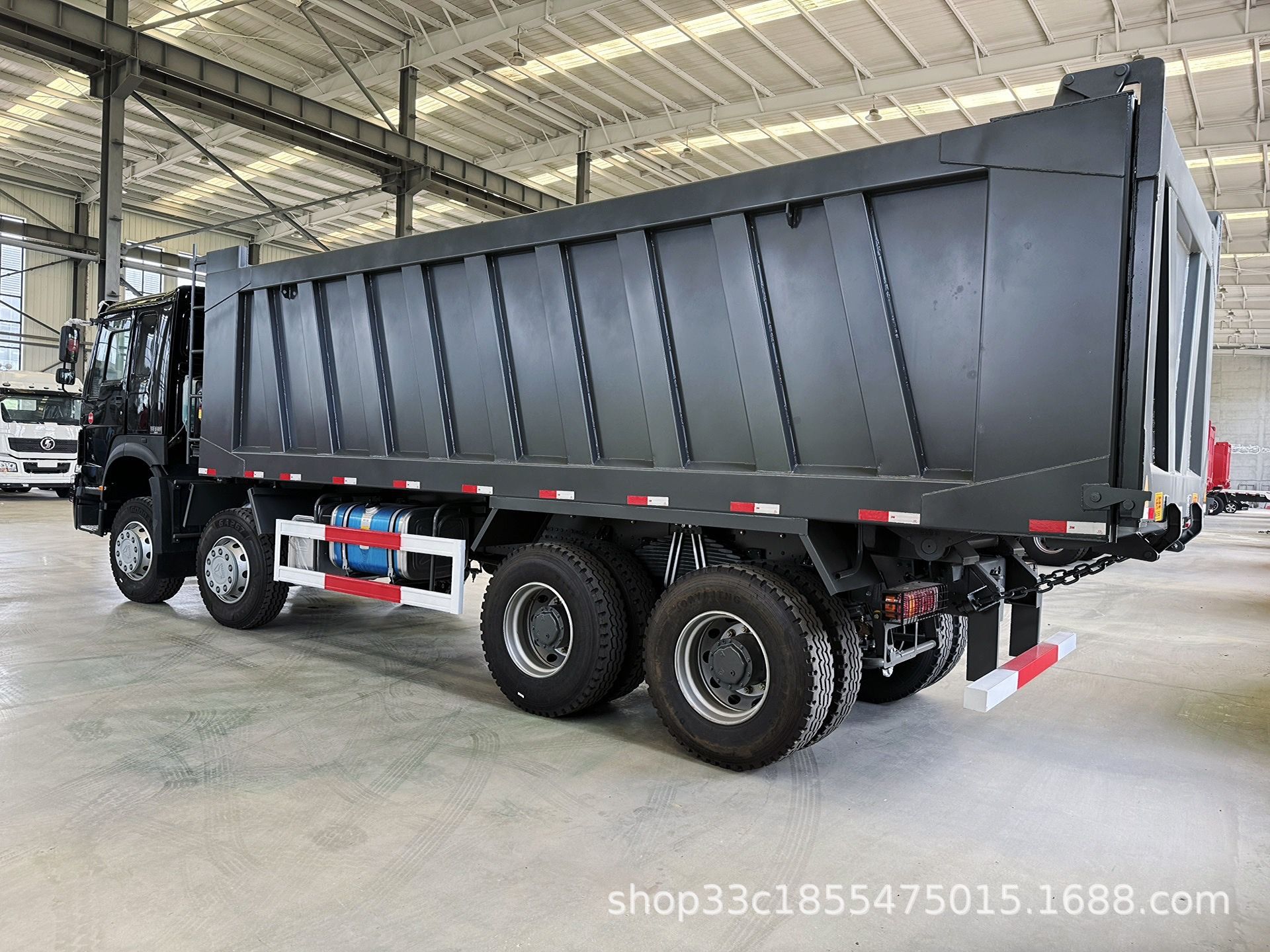 Directly supplied by the manufacturer, HOWO8X4 dump truck with 371 horsepower for engineering soil transport, suitable for export