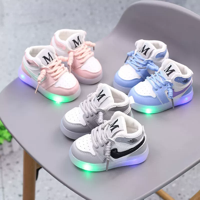 Lighting baby shoes for girls, breathable mesh shoes for sports shoes, board shoes, soft sole baby toddler shoes 1-3 years old 0 spring and autumn