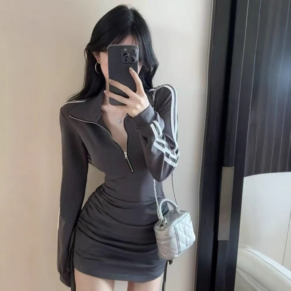 新型の香港風の小さい衆のpolo襟のファスナーの長袖のワンピースの女性のスポーツの風のギャルのしわの修身はヒップのスカートを包みます