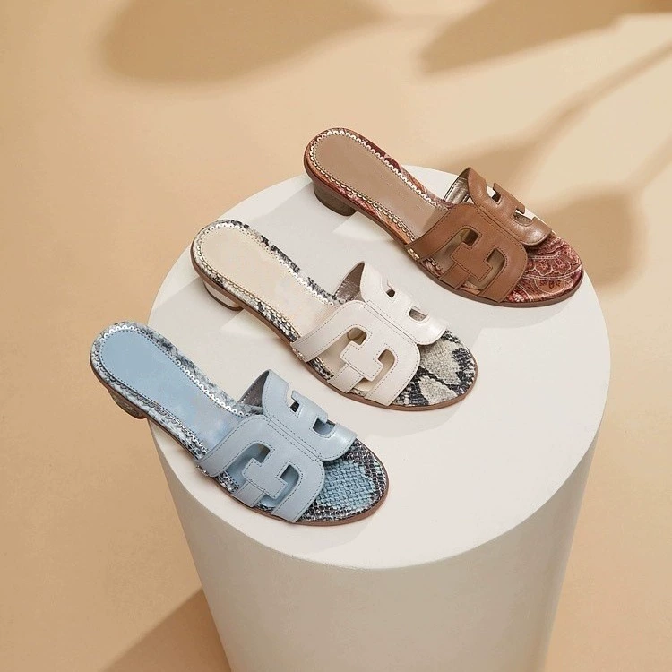 Европейский и американский стиль ~ Интернет-тапочки знаменитостей для женской летней верхней одежды, простой и модный корейский стиль, круглый носок, толстый низкий каблук, пляжные сандалии H