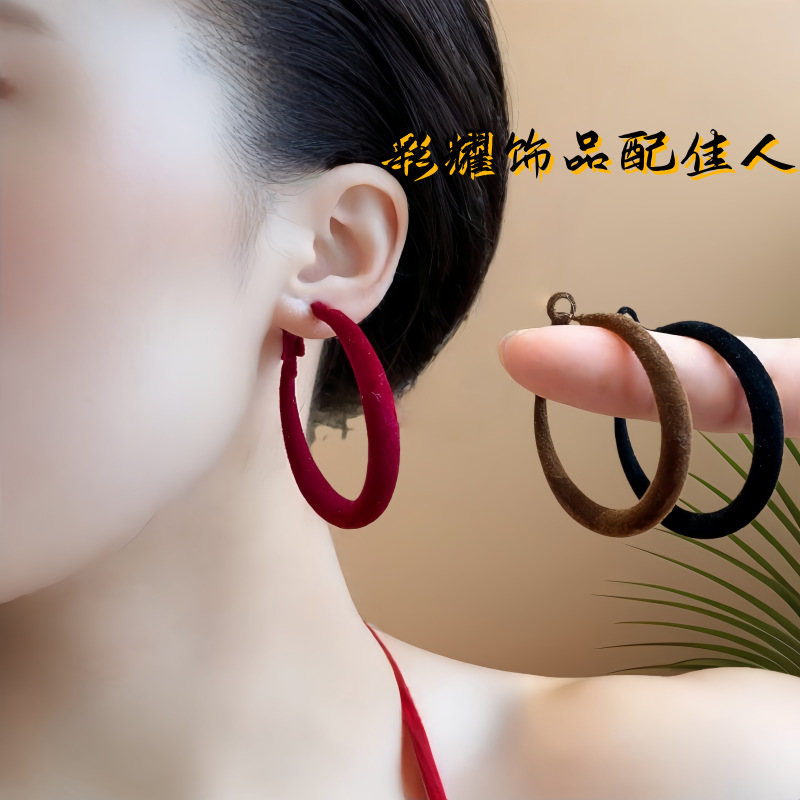 Vintage Black Hong Kong Style Simple Versatile Flocked Ankora Fashion Large Hoop Earrings for Women 2025 New Earrings