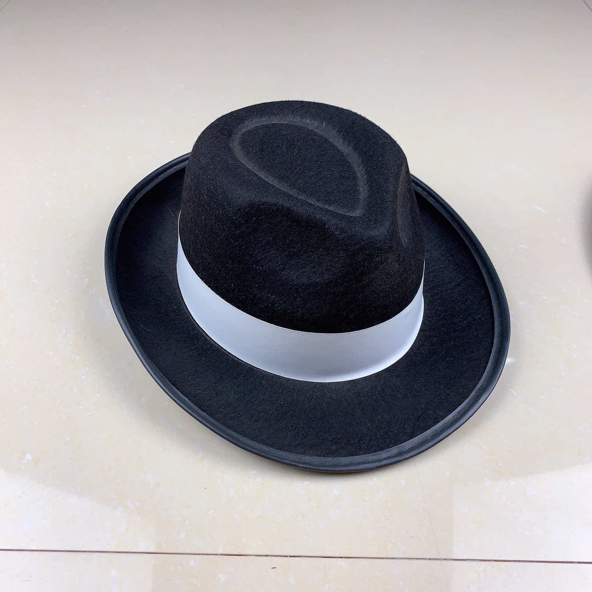 Sombrero de jazz personalizado de fábrica Sombrero de copa de color sólido de fieltro de estilo británico para hombres y mujeres Sombrero para el sol rizado para parejas