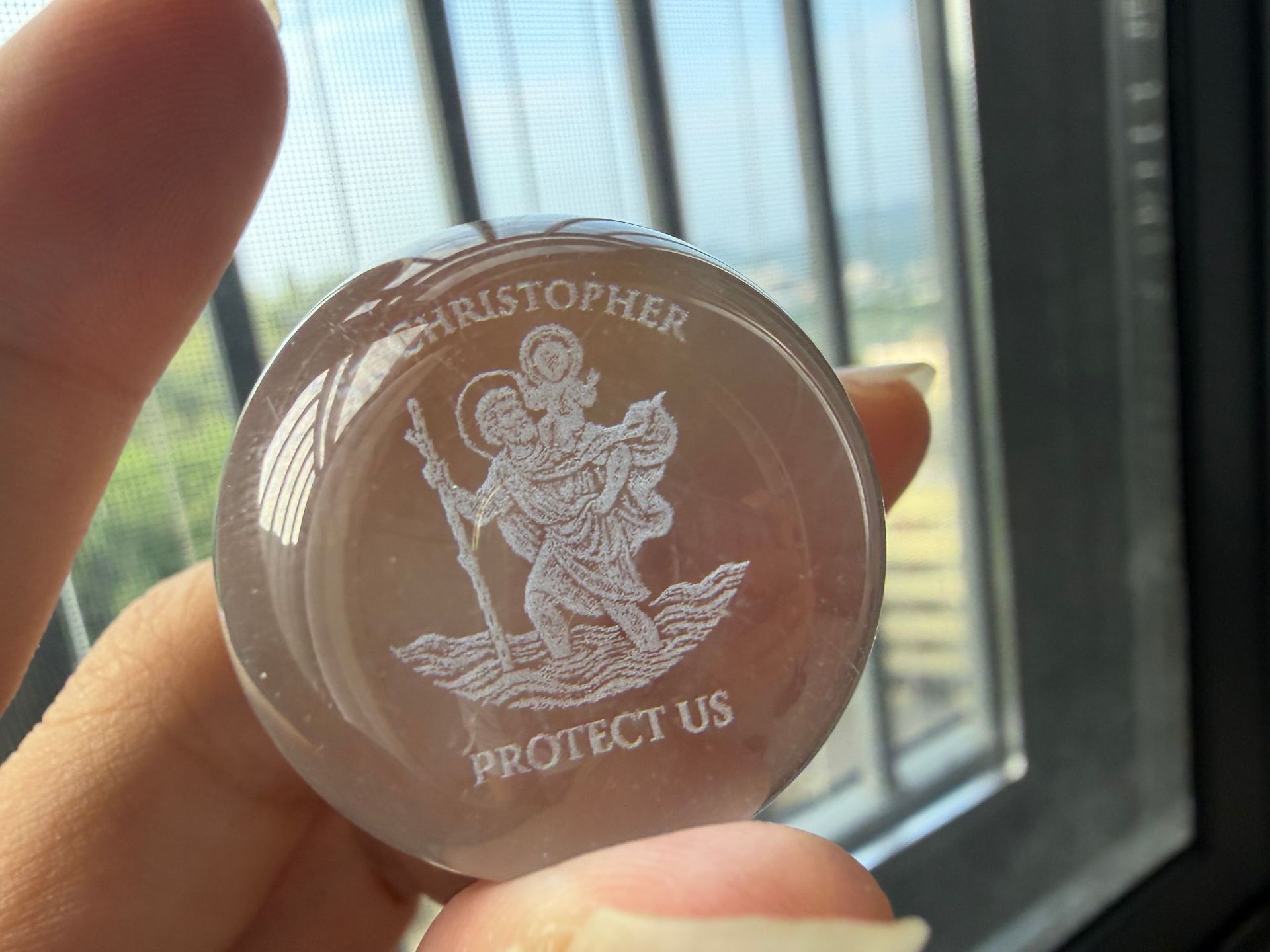 Car-mounted solar-powered aromatherapy diffuser, new model, solar-powered floating crystal solid perfume, creative car decoration with a fresh fragrance