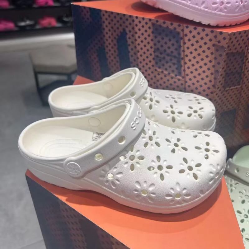 Crocs-Style Floral Perforated Beach Sandals for Women, Non-Slip, Wear-Resistant, Closed-Toe, Breathable Hollow-Out Floral Design