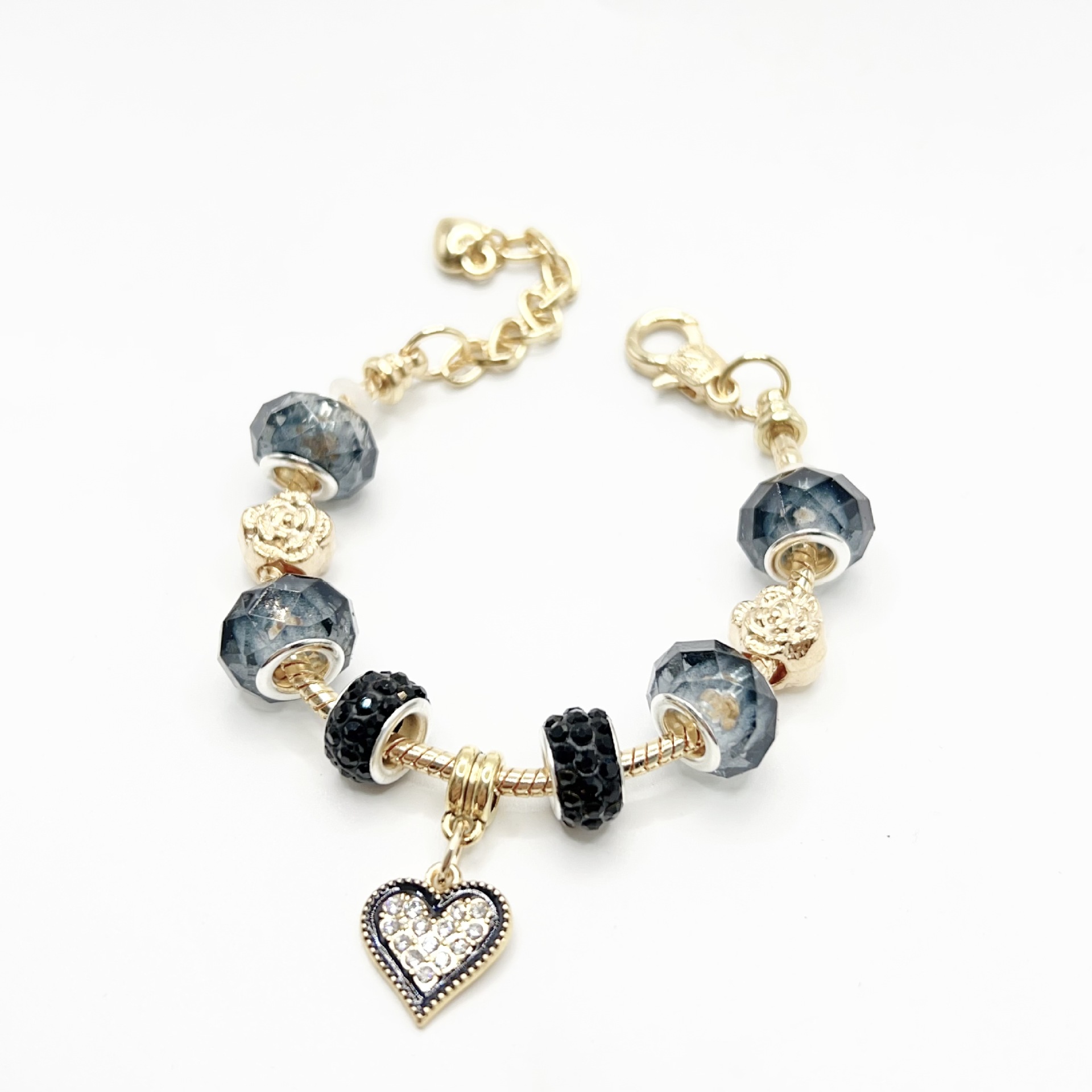 春夏の新型の小清新で甘い少女風のストライプの花の愛の蝶の数珠のブレスレットの透かし彫りのダイヤモンドの手の串