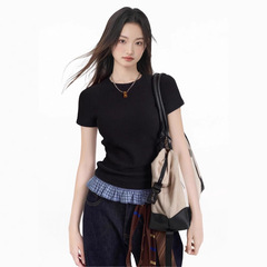 黒の偽の2つのパッチワークの肩の半袖の女性の夏のデザイン感の修身tシャツ2025の新型のギャルの上着の潮