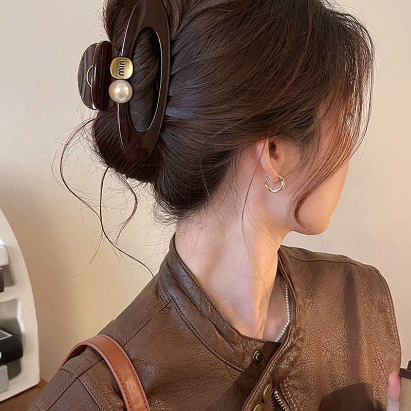 Pinza para el cabello de perlas con letras ovaladas pinza de tiburón simple de personalidad coreana, pinza de agarre de moda de alto nivel de nicho, accesorios para el cabello para mujeres