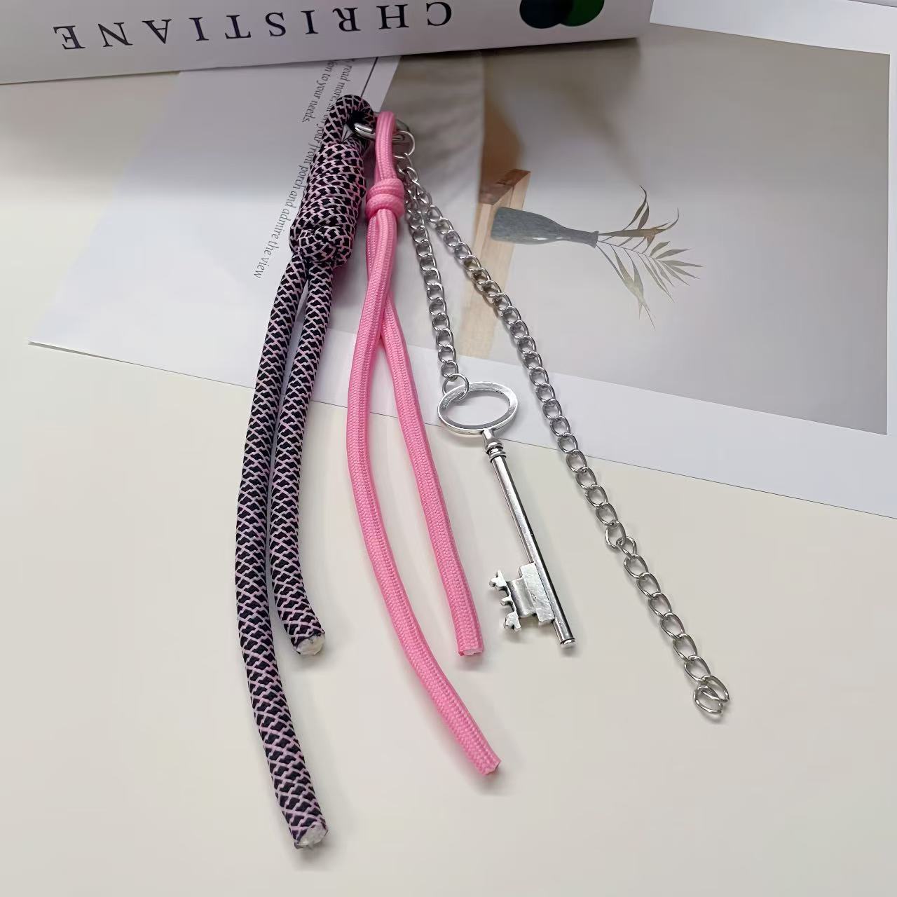 열쇠가 달린 표범 무늬 로프