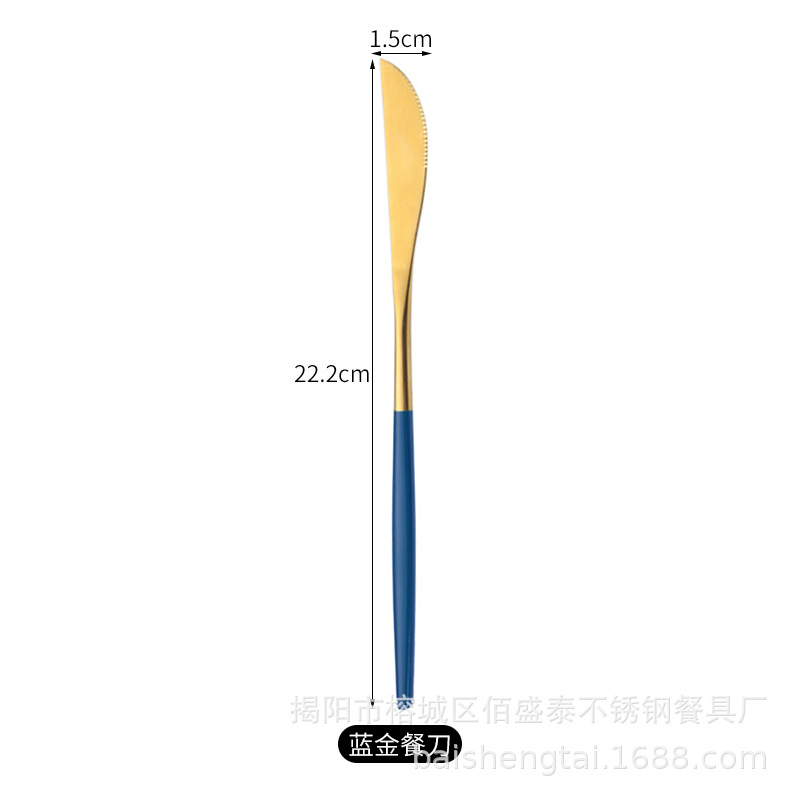 파란색과 금색 테이블 나이프