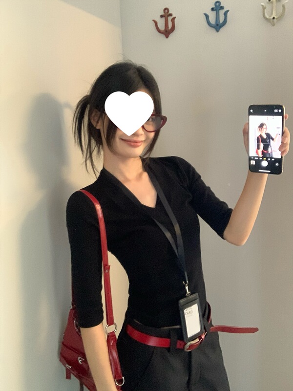 宋正恩黑色V领五分中袖短袖t恤女夏季新款修身设计感短款小上衣潮|undefined