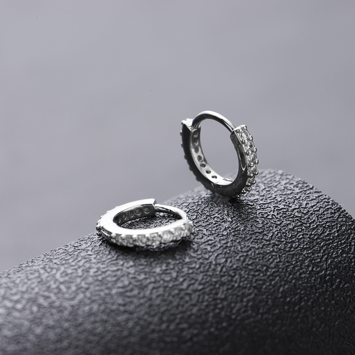 Full Diamond Plain Hoop Earrings For Men And Women Retro Style_voghion.com
