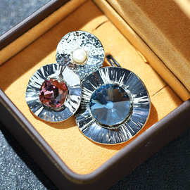 欧美个性小众几何图案人造水晶胸花镀金天然珍珠百搭别针防走光女