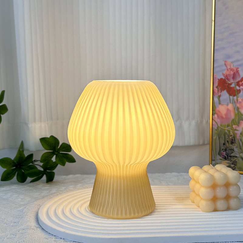 Lámpara de mesa de cristal decorativa a rayas para hotel, luz de noche de lujo sencilla de estilo americano para dormitorio, luz de ambiente de lujo.