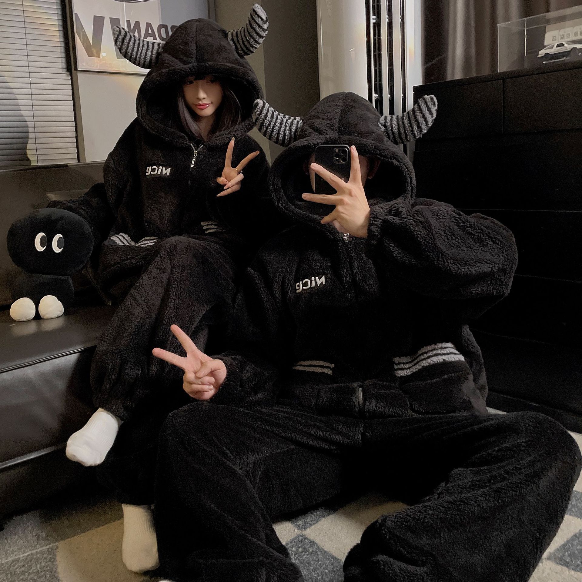 Autumn and Winter New Couple Coral Velvet Pajamas for Women Fleece-Lined Hooded Can Be Worn Outside Cute and Warm Men's Home Wear Set