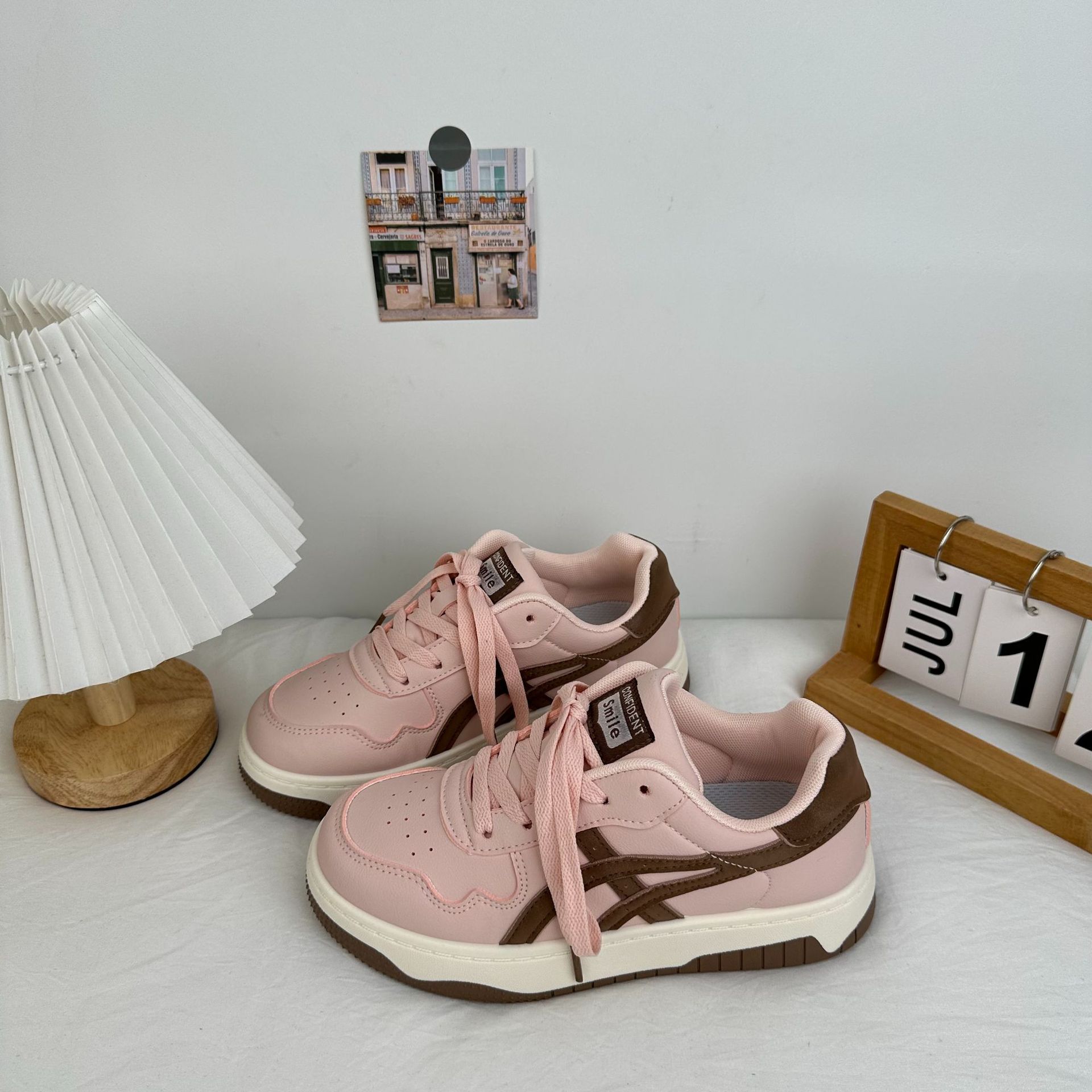 Zapatos blancos transpirables de otoño planos para mujeres 2024 nuevos estudiantes de zapatos deportivos de entrenamiento alemán en zapatos casuales coreanos