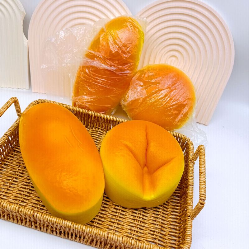 赤い皮とパイナップルの半熟チーズチーズケーキはゆっくりとリバウンドします。|undefined