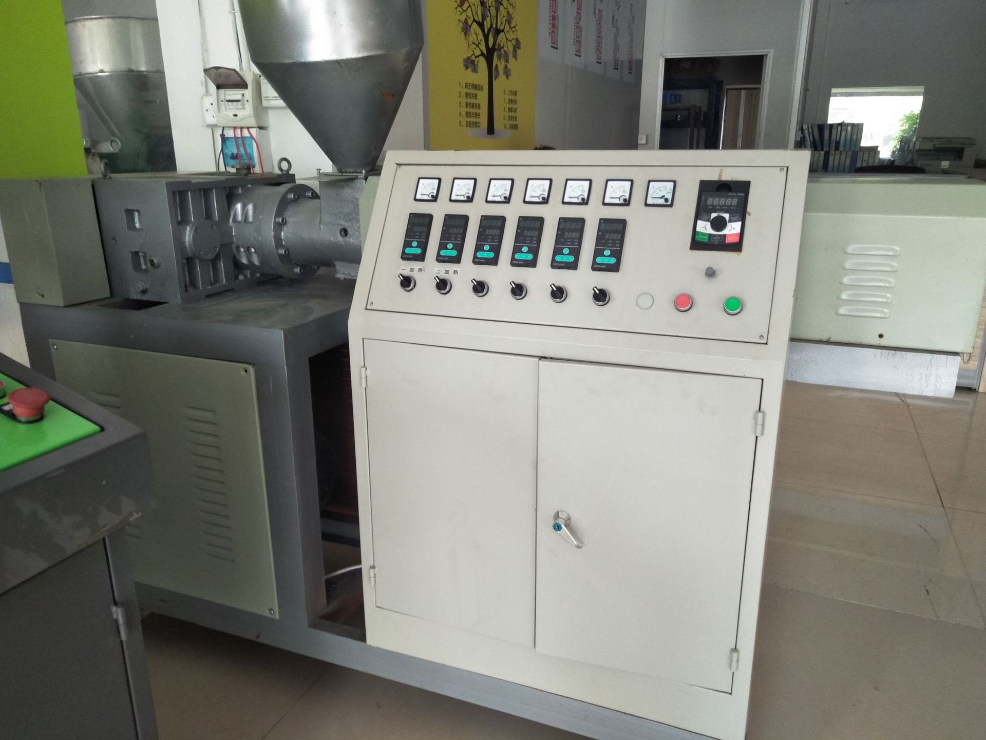 华希、气管插管挤出机主机