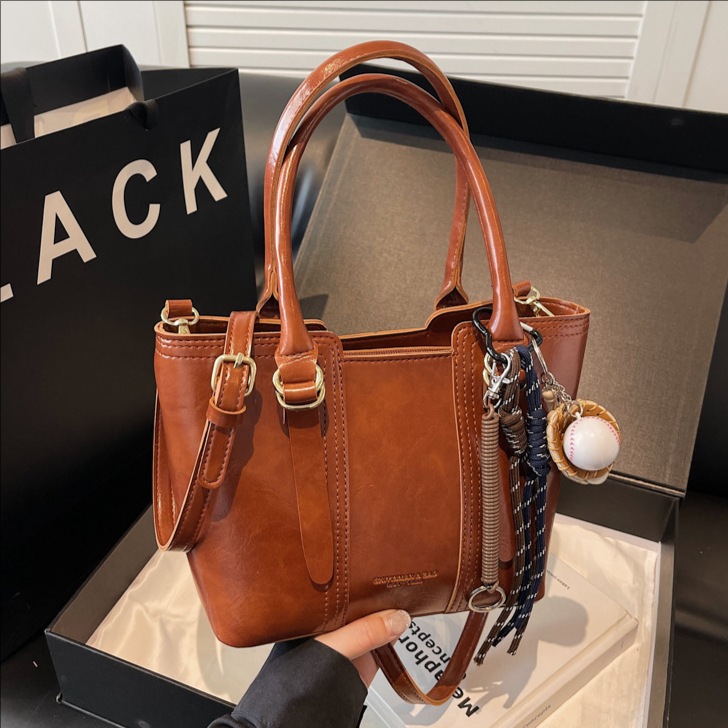 Bolso de mano para mujeres otoño-invierno 2025 nuevo paquete de cubo de textura de transporte universal bolso de hombro mochila casual