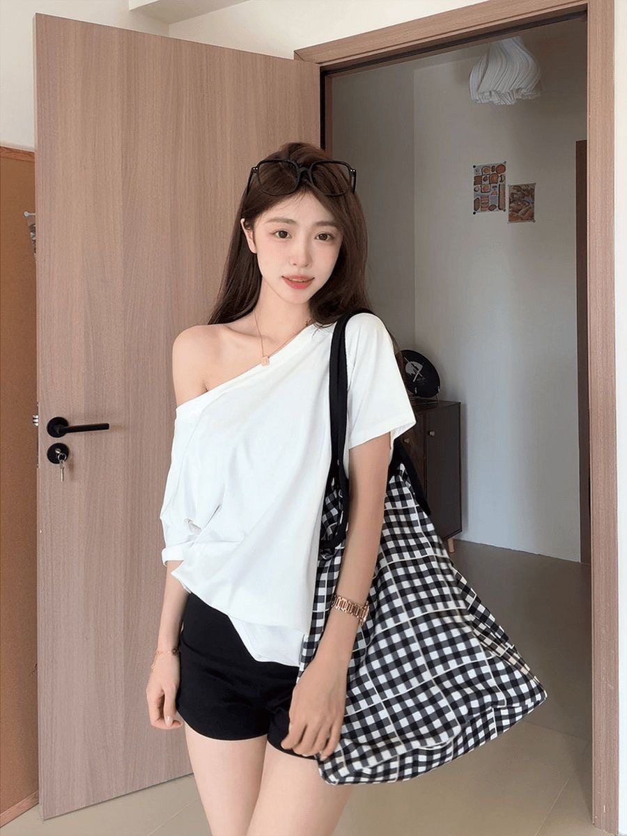Primavera y verano nuevo estilo puro cuello inclinado hombro abierto camiseta de manga corta para mujeres verano suelta cubrir la carne delgada dulce caliente diseño de la camisa image 7