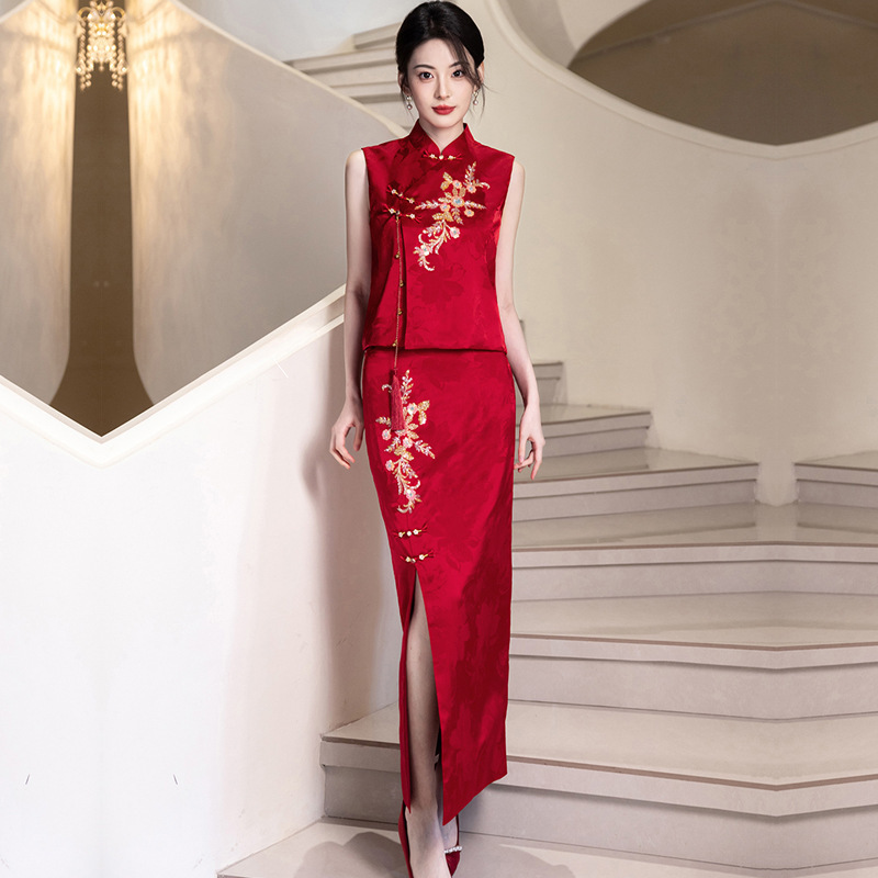 Slimming Acetate Fashion Improved Red Qipao Two-Piece Set with Embroidery, New Chinese Style for Women, Autumn/Winter 2025 Slimming Acetate Fashion Improved Red Qipao Two-Piece Set with Embroidery, New Chinese Style for Women, Autumn/Winter 2025