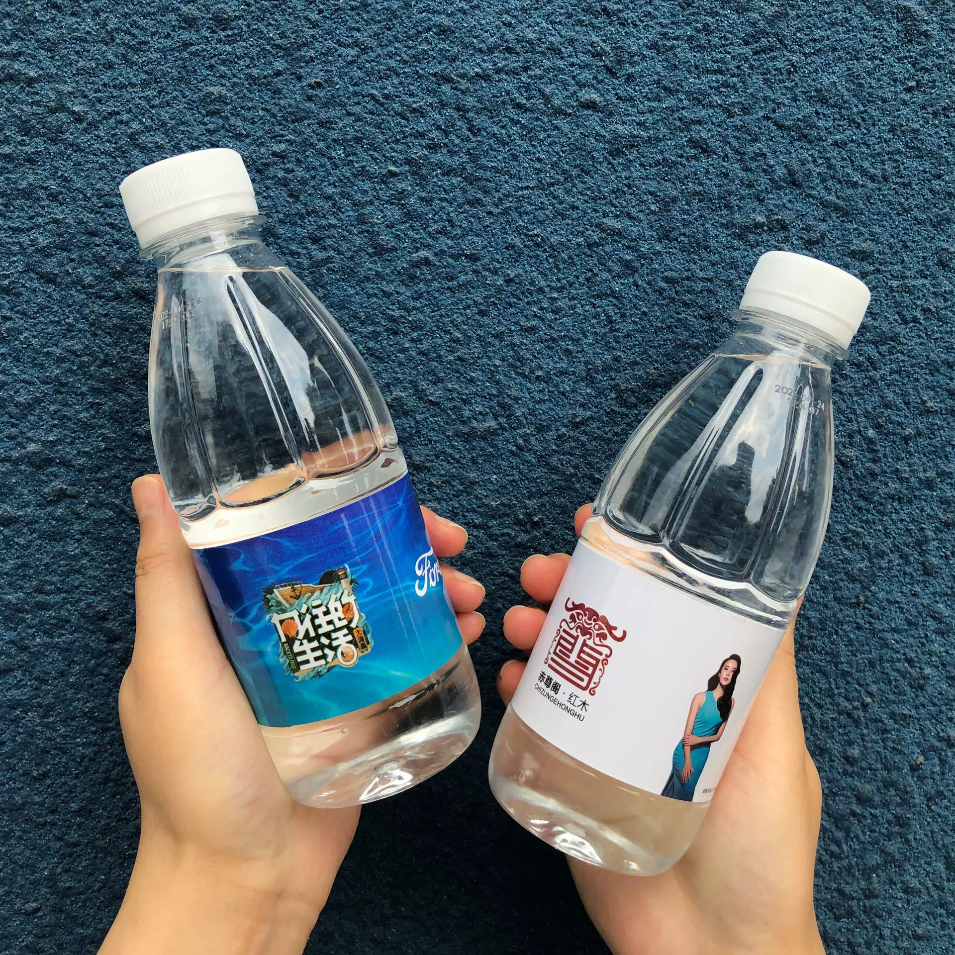 工厂定制矿泉水logo小瓶装整箱饮用纯净水婚礼企业活动定制水批发