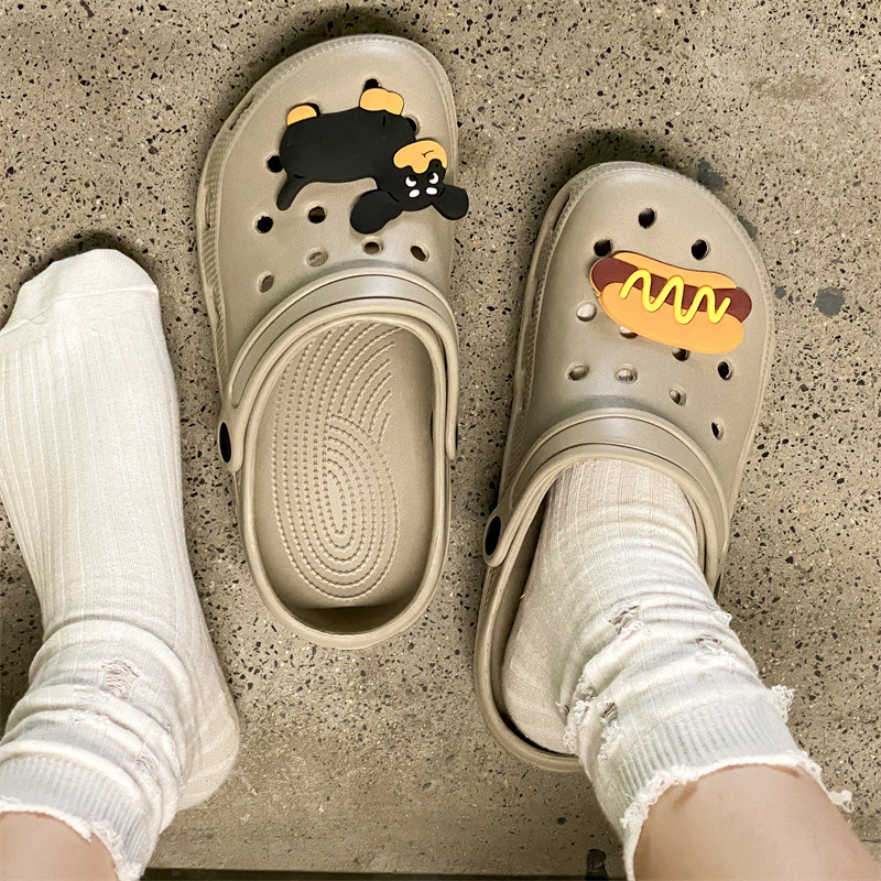 사막 갈색 개는 소시지를 먹습니다