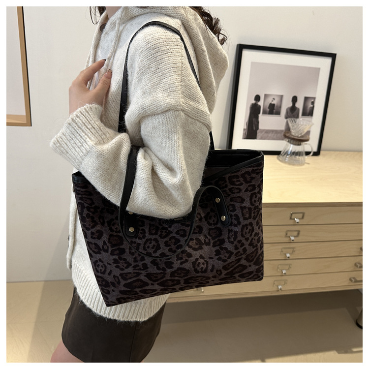 This is a new 2024 trendy and stylish large-capacity handbag for women. It is a fashionable and stylish single-shoulder tote bag for autumn and winter undefined