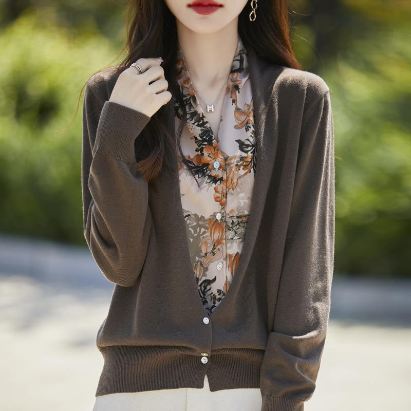 Ink Painting Fake Two-Piece Knitted Cardigan Women's Autumn Fashion Stylish Age-Reducing Top Printed Long-Sleeved Wool Base Shirt Ink Painting Fake Two-Piece Knitted Cardigan Women's Autumn Fashion Stylish Age-Reducing Top Printed Long-Sleeved Wool Base Shirt