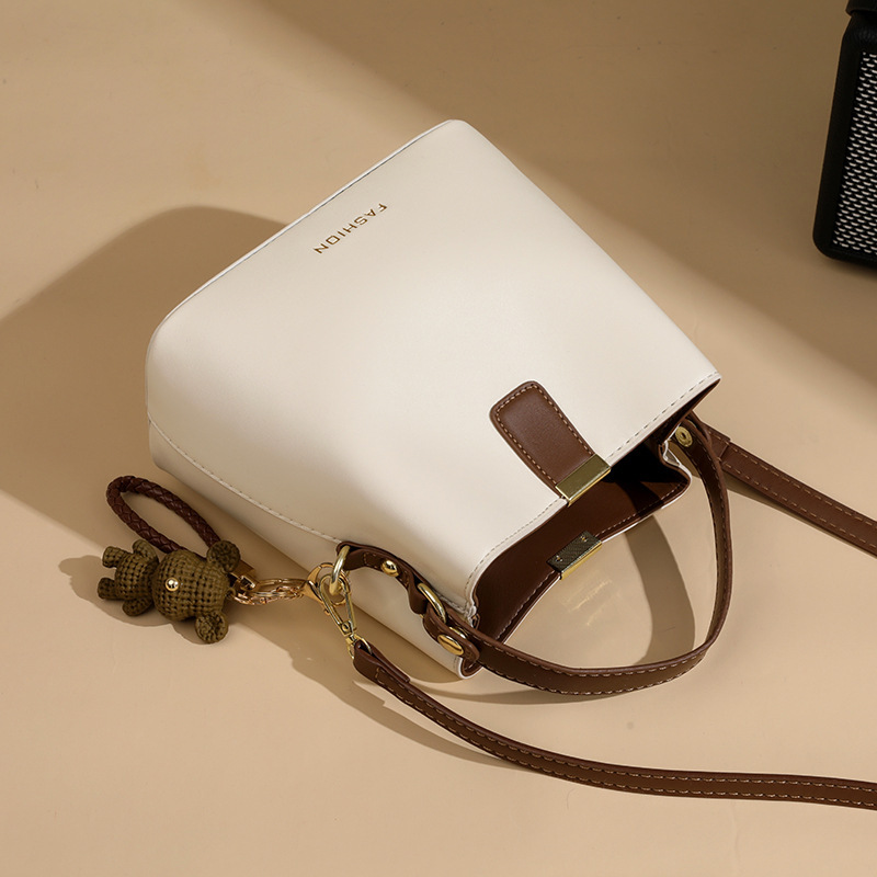 今年流行小包包女2025新款春夏百搭单肩斜挎包韩系质感手提水桶包