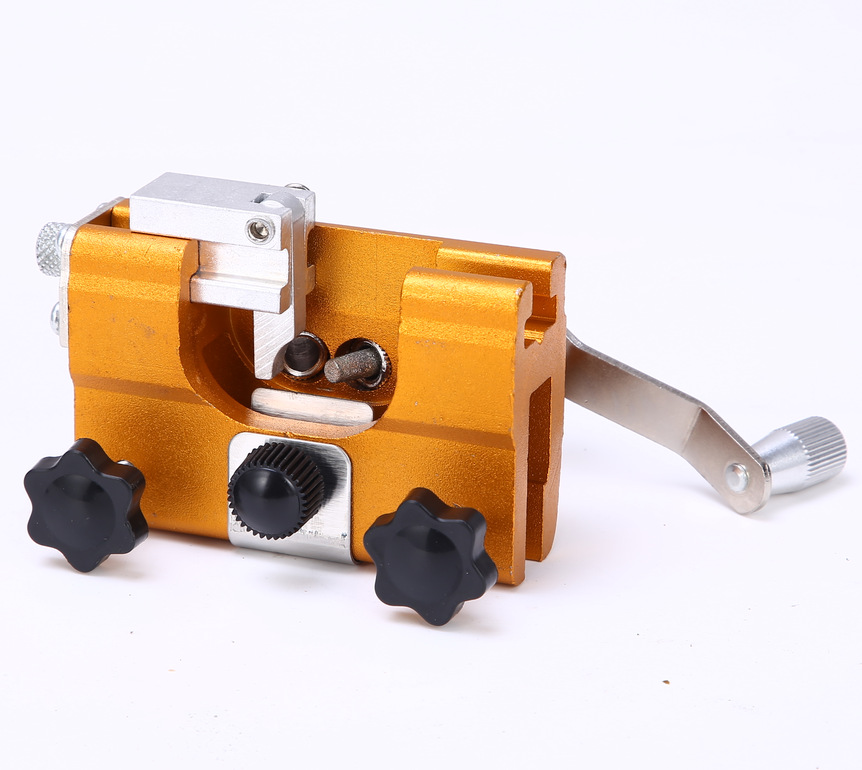 Handheld chain squeezer