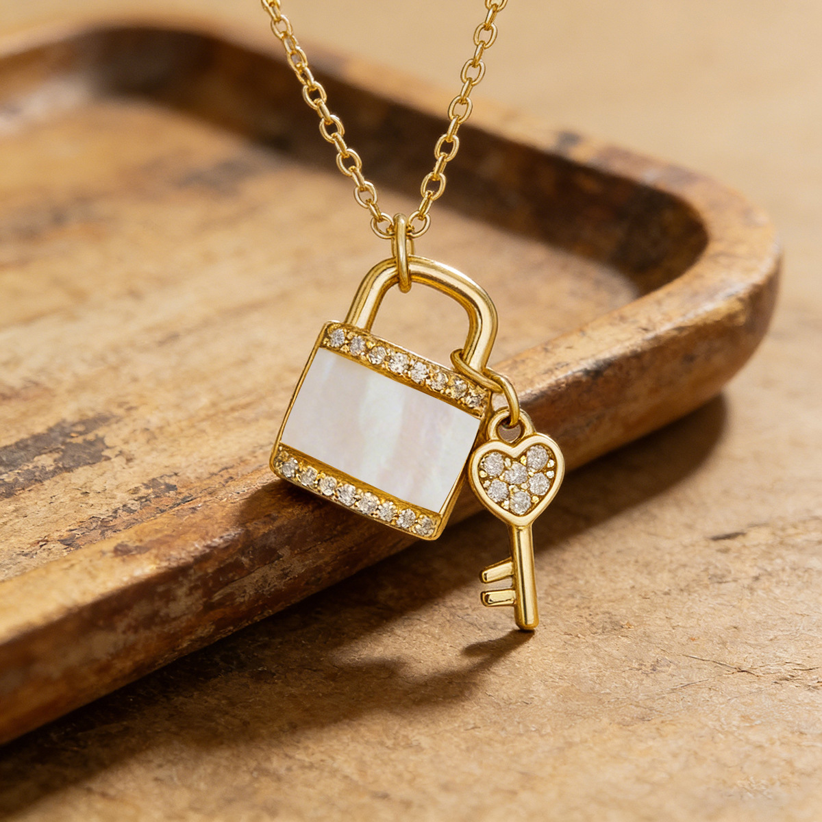 Colar com pingente coração e chave em prata s999 para mulher_voghion.com