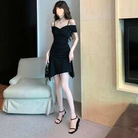 法式辣妹赫本吊带小黑裙露肩修身显瘦纯欲风不规则短款性感连衣裙