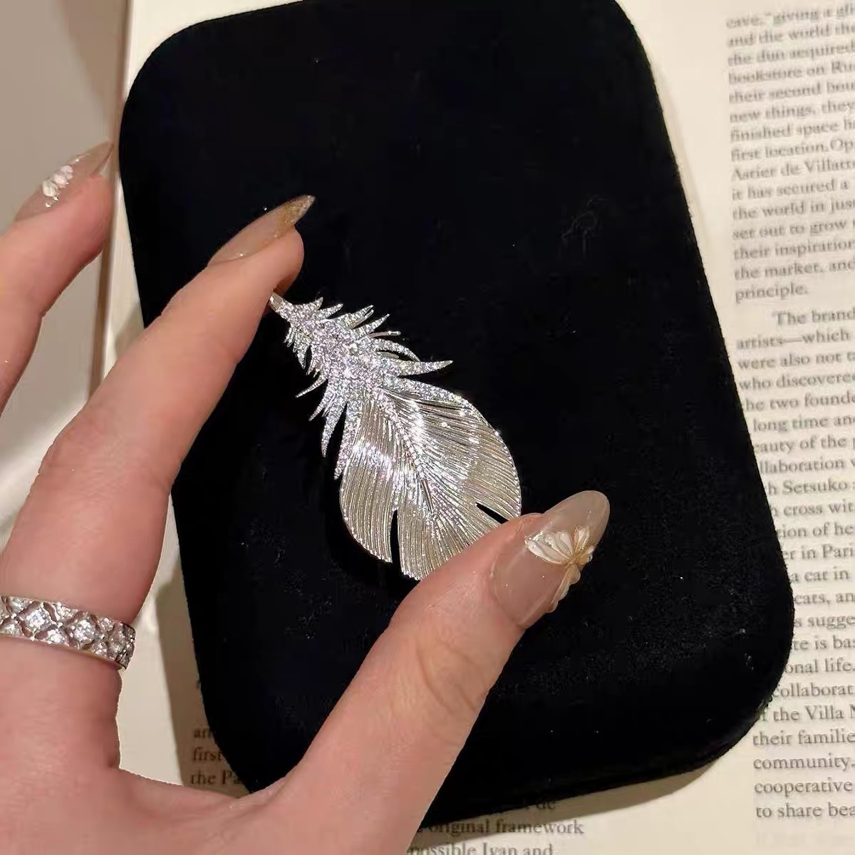 멀티 착용 깃털 브로치 목걸이 여성의 가벼운 고급 값 비싼 하이 엔드 센스 스웨터 세트 CORSAGE 가을과 겨울 액세서리 핀