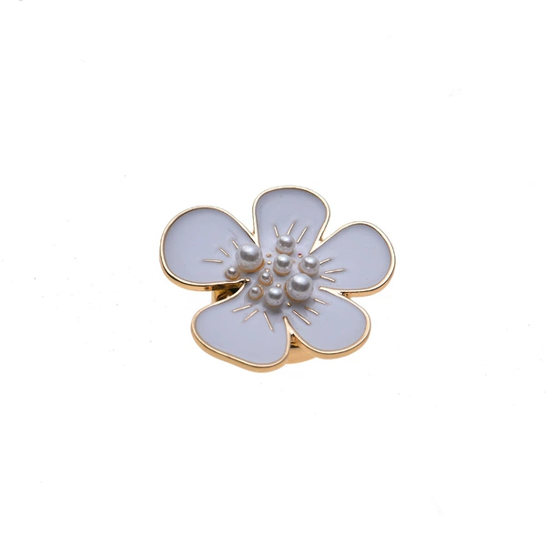 White flower collar button