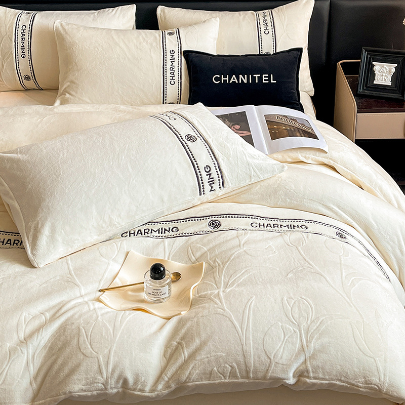 Súper cálido leche de seda de cuatro piezas con sábanas antiestáticas gruesas cubiertas de cama de lujo ligero de alto nivel de invierno y otoño