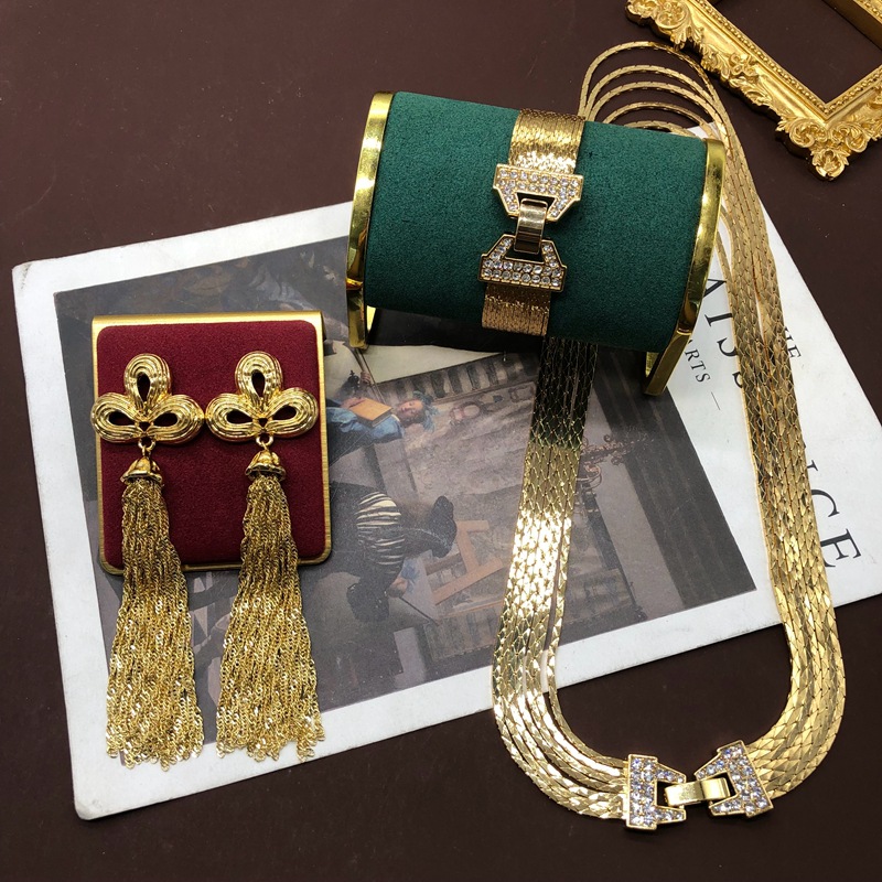 Elegant fashionable retro copper necklace and bracelet