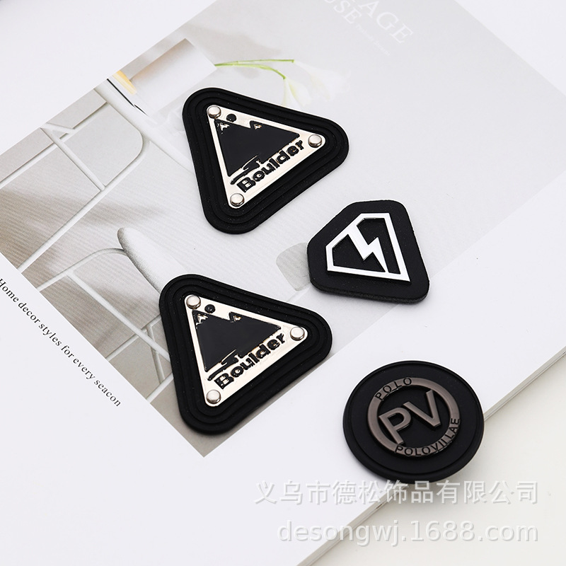 金属化妆包标牌箱包合金标识PU皮金属标logo可定皮标锌合金材质
