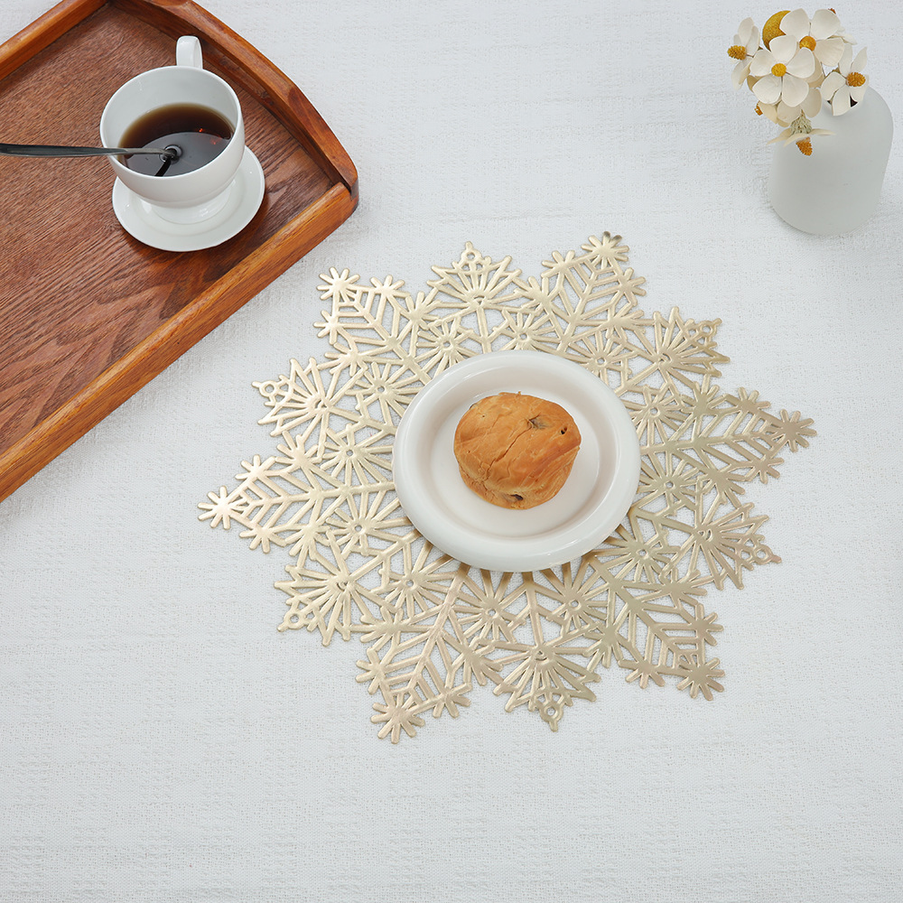 Uus ebakorrapärane kuumstantsiga hõbedane veekindel, libisemisvastane ja soojust isoleeriv matt, kodune lumehelbe õõnes PVC-aluse matt_voghion.com