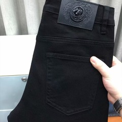 秋のハイエンドの黒いジーパンの男性の潮流の弾力性は小さい足のカジュアルなズボンの春秋の金のゆったりしているストレートなズボンを修理します。