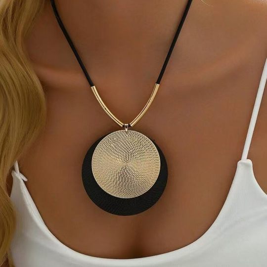 European and American Cross-border Round Necklace Women's High-end Light Luxury Fashion New Pendant Necklace Valentine's Day for Girlfriend