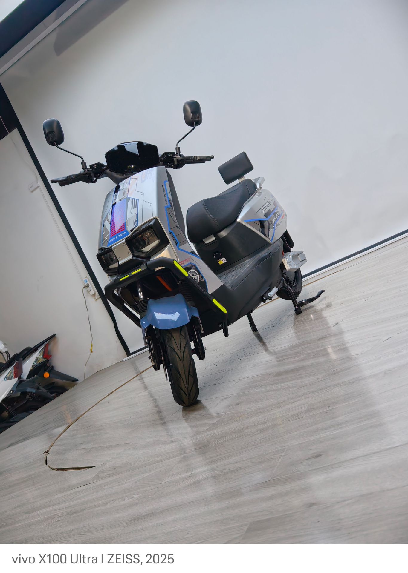 Cross-Border Export of Cangqiong Electric Motorcycles, Commuter Electric Scooters, Electric Vehicles with Long Range and High Power for Delivery Services