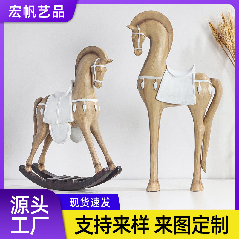 ヨーロッパ式の家庭のレトロな置物は木目の馬の頭に似せて、木の木馬の客間の玄関に動物の樹脂の工芸品を並べます。|undefined