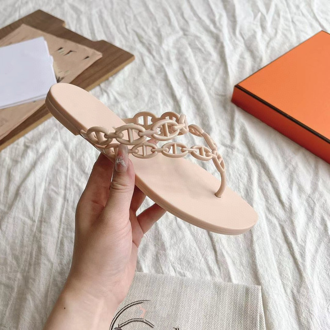 2024 nueva nariz de cerdo plana fuera de la cadena de vacaciones de playa de estilo europeo y americano zapatillas de zapatillas de mujer