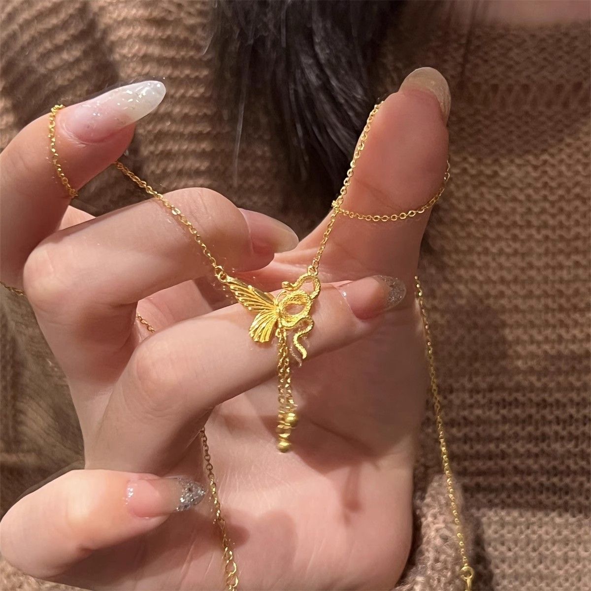 Antiguo y nuevo collar de mariposa enrollado de serpiente espiritual chino para mujer 2025 nueva cadena de clavícula para novia Día de San Valentín