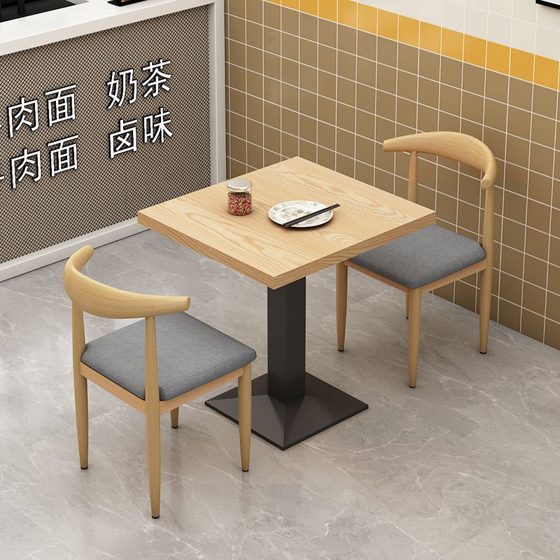 나무 색상의 테이블 1개와 의자 2개 - 회색 패브릭