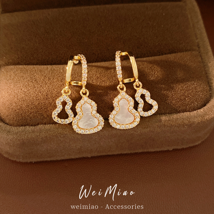 Agujas de plata, pendientes huecos de diamante, temperamento exquisito, pendientes de moda, pendientes de lujo ligero, pendientes de alta calidad al por mayor.